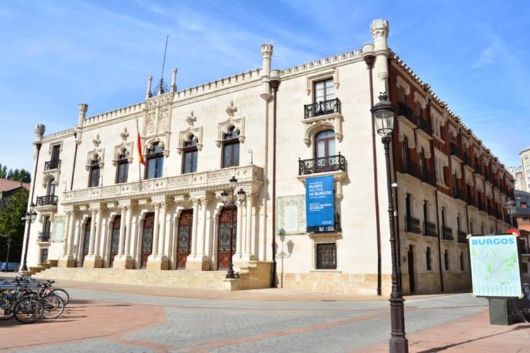 Palacio de Capitania- Foto sacada https://es.wikipedia.org/wiki/Palacio_de_Capitan%C3%ADa_General_(Burgos)#/media/Archivo:Palacio_de_la_Capitan%C3%ADa_General,_Burgos_(Spain).jpg