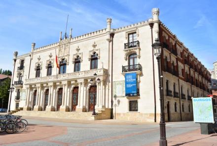 Palacio de Capitania- Foto sacada https://es.wikipedia.org/wiki/Palacio_de_Capitan%C3%ADa_General_(Burgos)#/media/Archivo:Palacio_de_la_Capitan%C3%ADa_General,_Burgos_(Spain).jpg